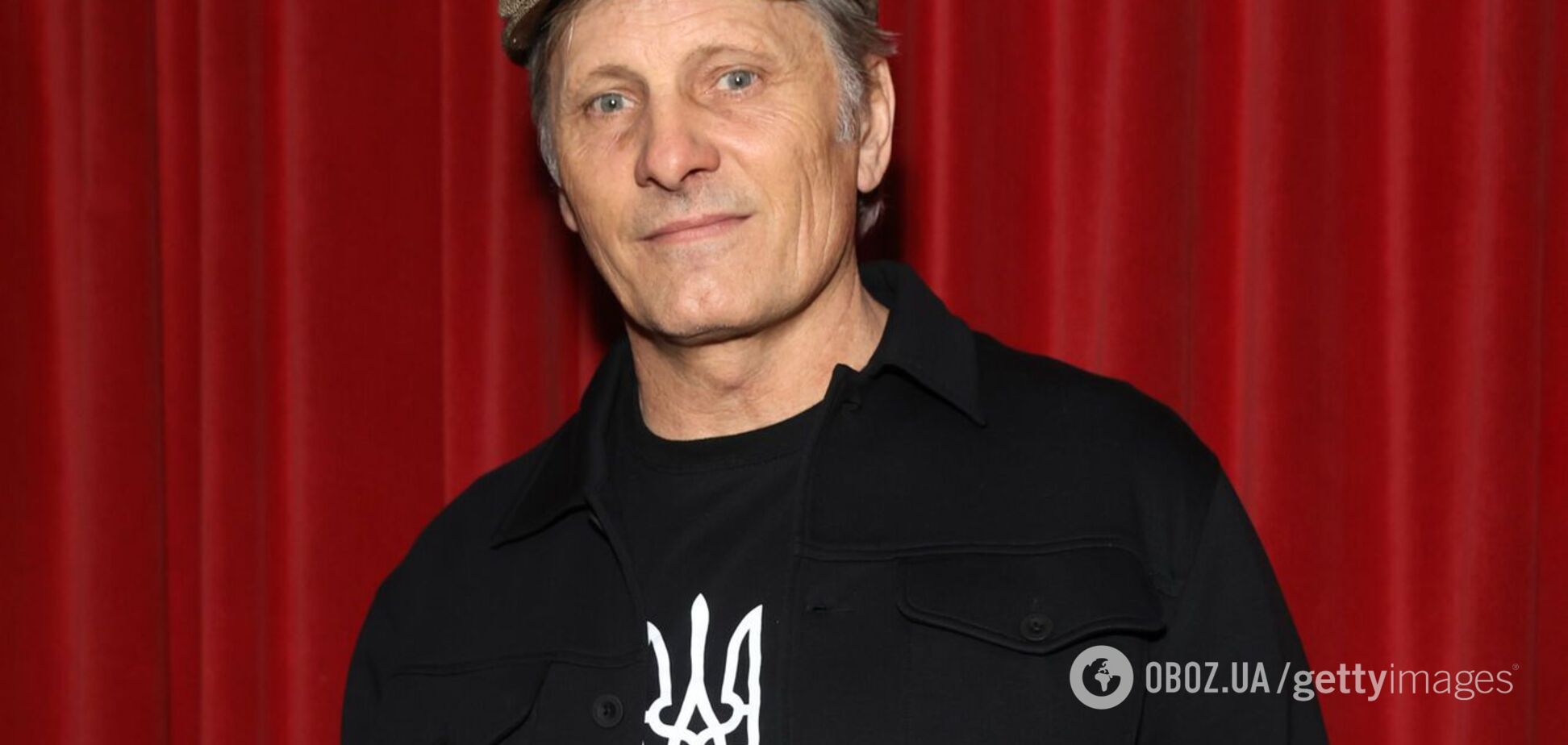 В футболке с трезубцем и значком флага Украины на пиджаке. Голливудский актер Вигго Мортенсен приехал в Черновцы