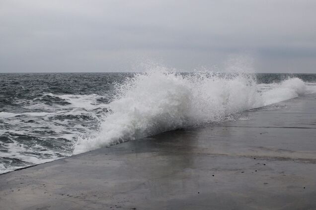 В Одессе с пирса смыло в море вторую девушку за месяц: что известно. Видео
