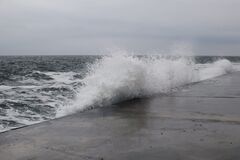 В Одесі з пірса змило в море другу дівчину за місяць: що відомо. Відео