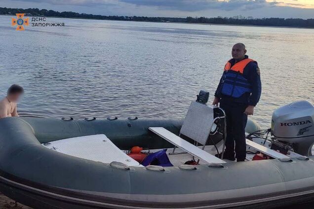 У Запоріжжі чоловік намагався переплисти Дніпро і ледь не потонув:  допомога знадобилась і його рятувальнику. Фото 