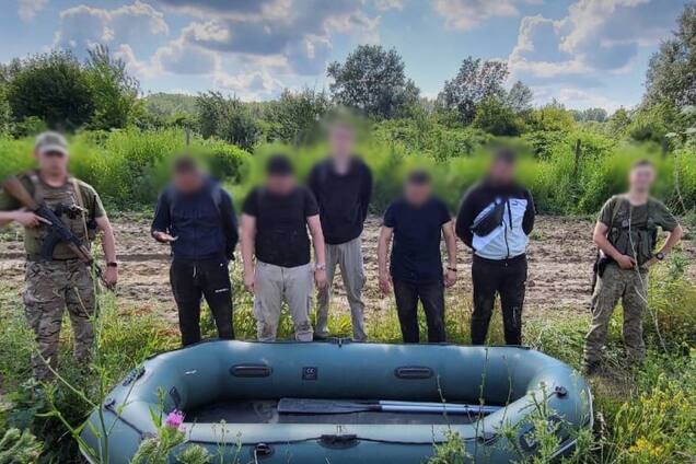 З човном в руках прямували до Тиси: прикордонники затримали групу чоловіків. Фото і відео