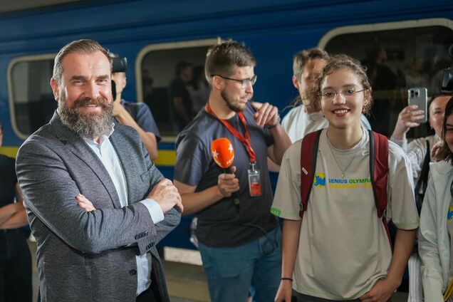 Украинские школьники получили 46 наград на престижном конкурсе в США: Лисовой лично встречал их с поезда. Фото