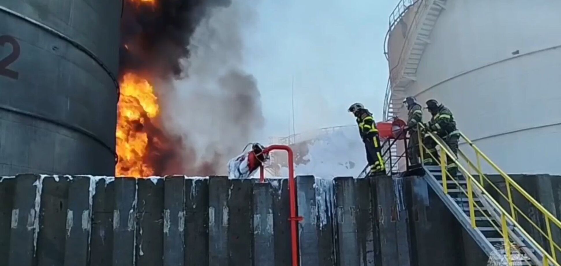 Появились спутниковые снимки поврежденной нефтебазы в Ростовской области РФ