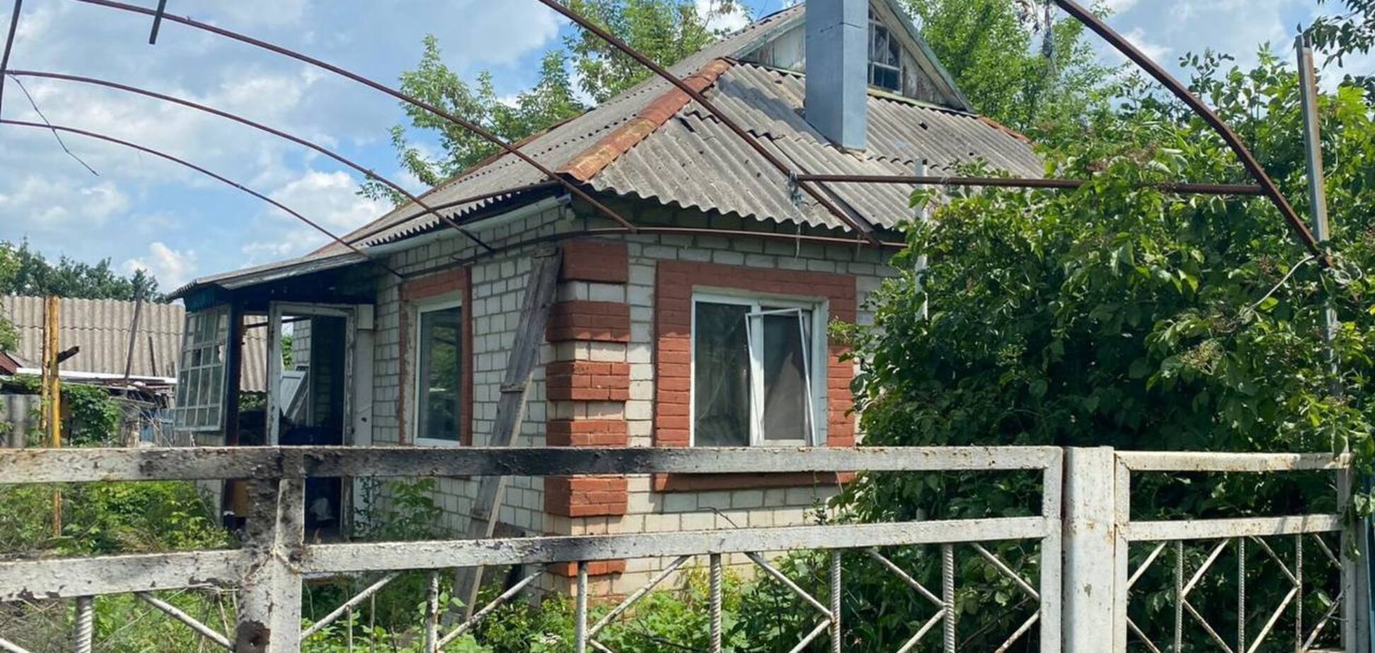 Окупанти вдарили по селу на Харківщині, постраждав чоловік. Фото