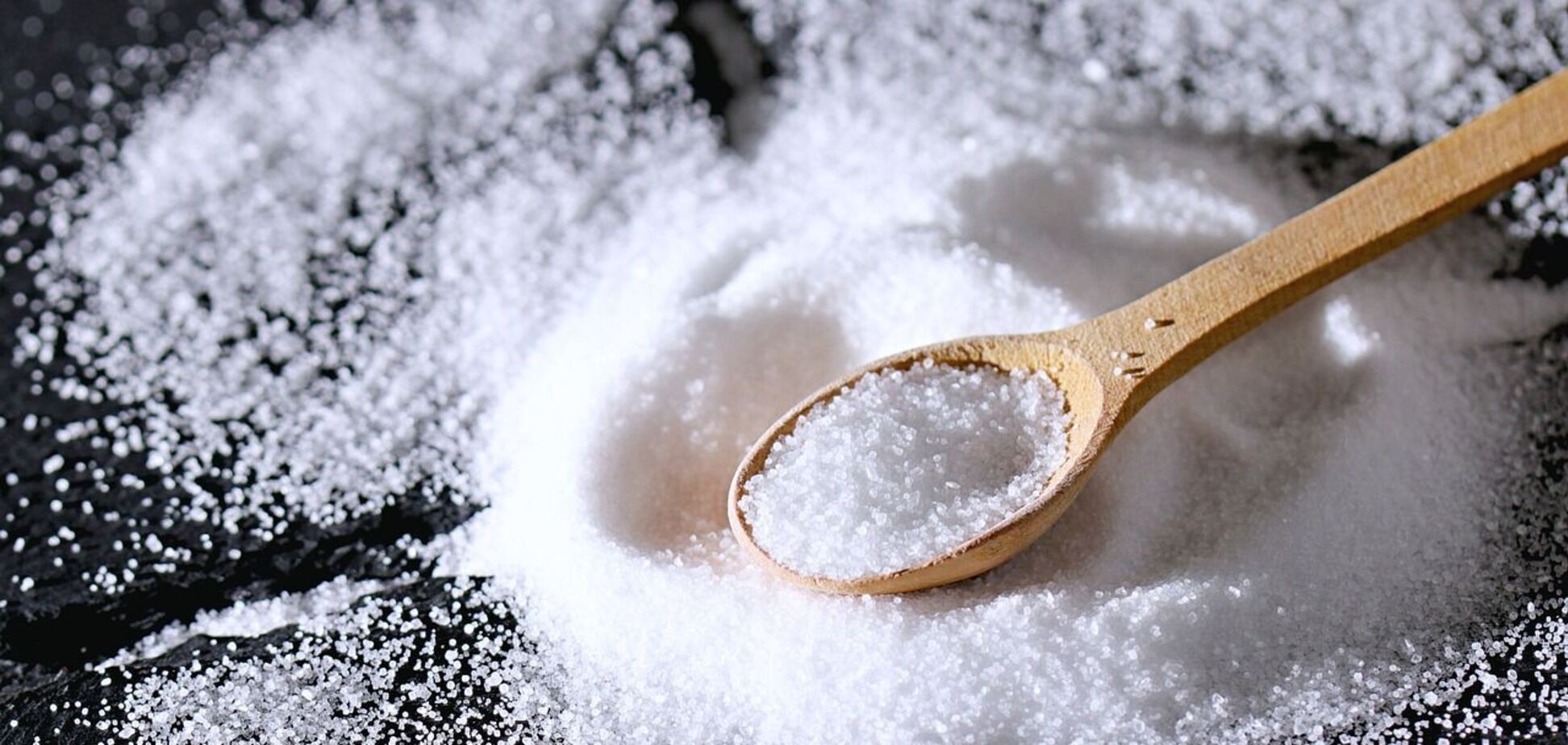 Що робити, коли зʼїв багато солі: як зменшити її споживання