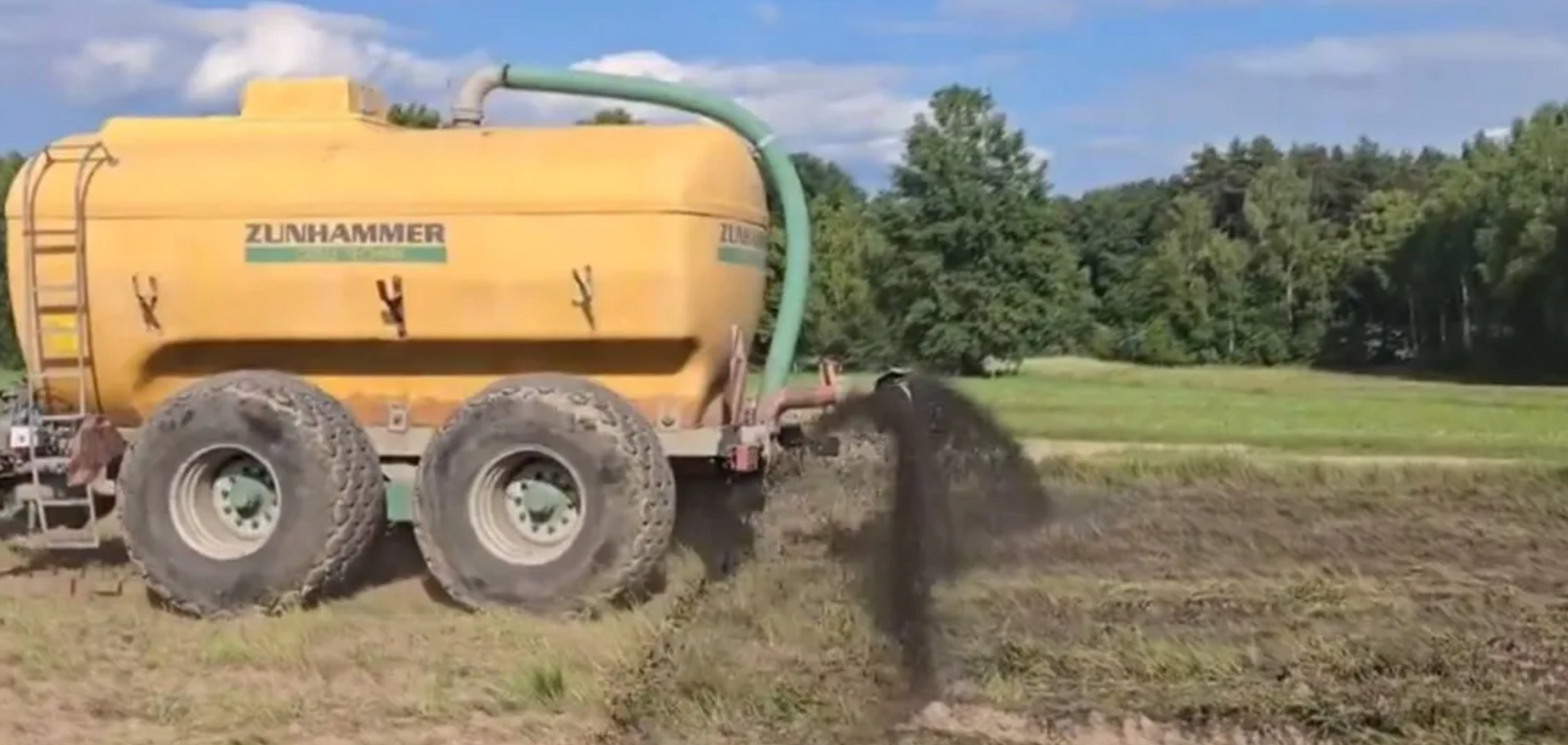 Польські фермери уздовж кордону з Білоруссю почали розливати свинячий гній: що відбувається. Відео