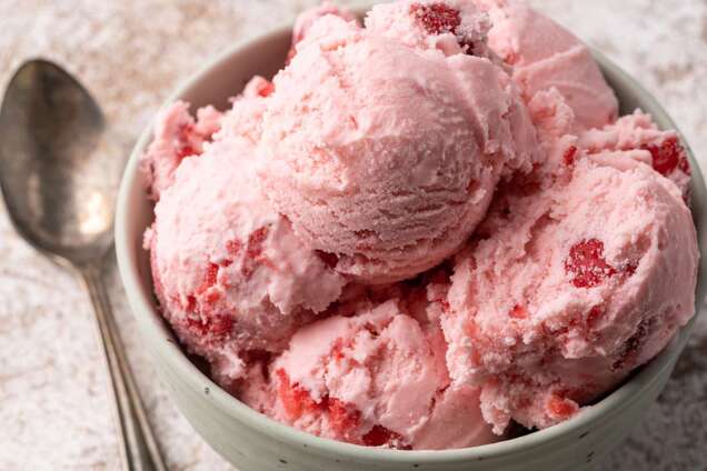 Як приготувати морозиво з домашньої полуниці: знадобиться лише три інгредієнти