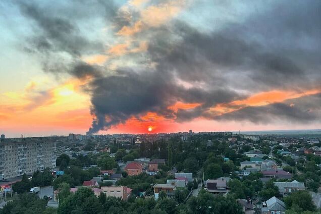 Пожежу на нафтобазі в Ростовській області РФ не можуть загасити другий день. Фото і відео
