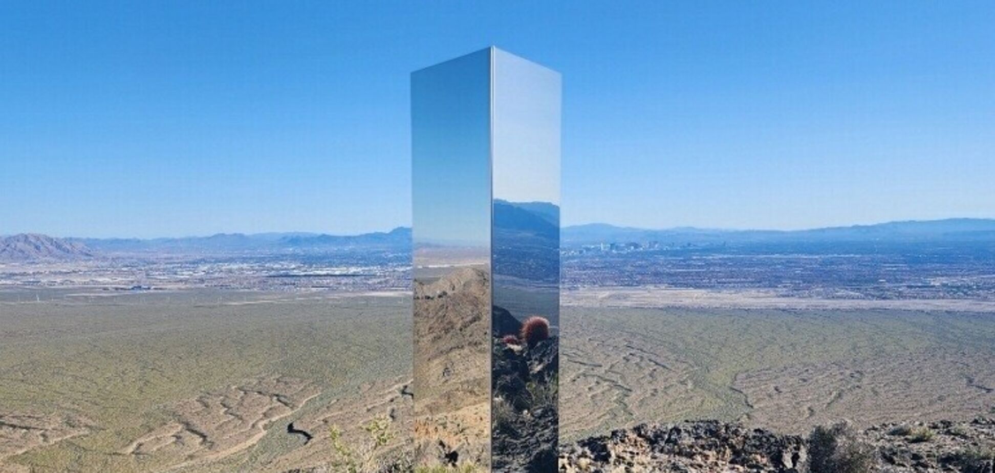 'Як він там опинився?' Загадковий моноліт знайшли в пустелі Невади