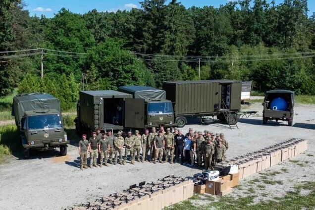 13 тисяч кілометрів між Україною та Австралією – не перешкода: Порошенко та Крейг Вільямс привезли підрозділу ДШВ дрони та техніку