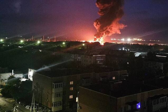 Нефтебаза в российском Азове горит уже вторые сутки после атаки БПЛА. Видео