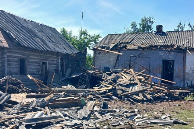 Окупанти скинули вибухівку на житловий будинок на Чернігівщині: постраждав чоловік