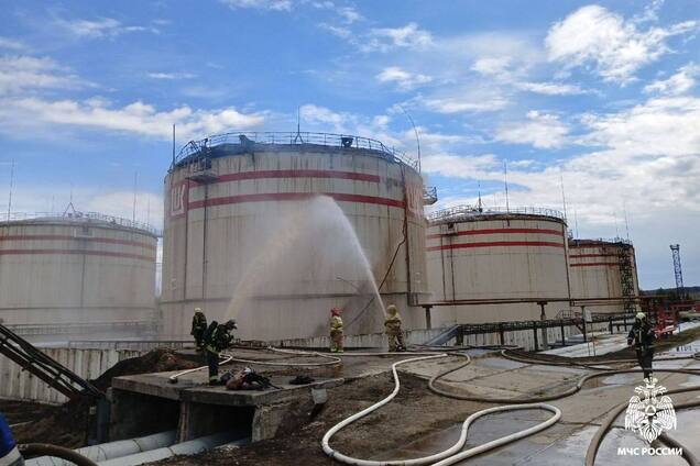 Сперва были слышны 'хлопки': в России произошел пожар на НПЗ, поднялся дым