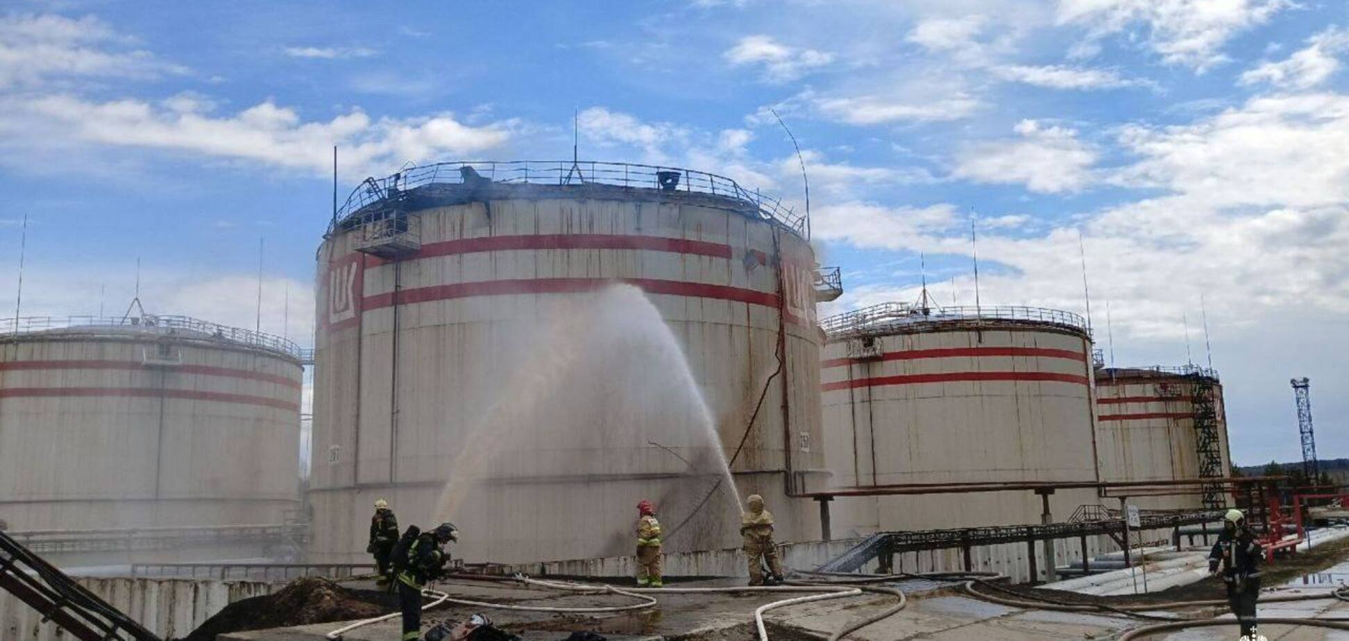 Сперва были слышны 'хлопки': в России произошел пожар на НПЗ, поднялся дым