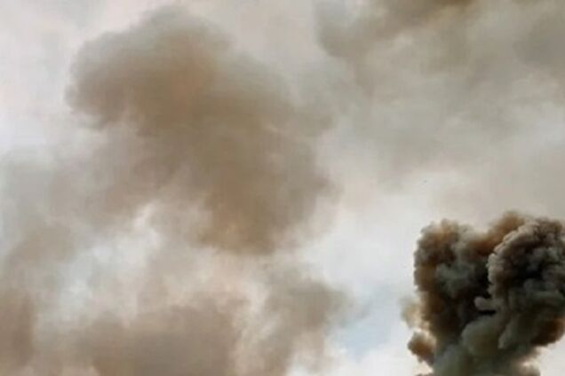 На Херсонщині стався 'приліт' по місцю базування окупантів: виникла сильна пожежа. Фото