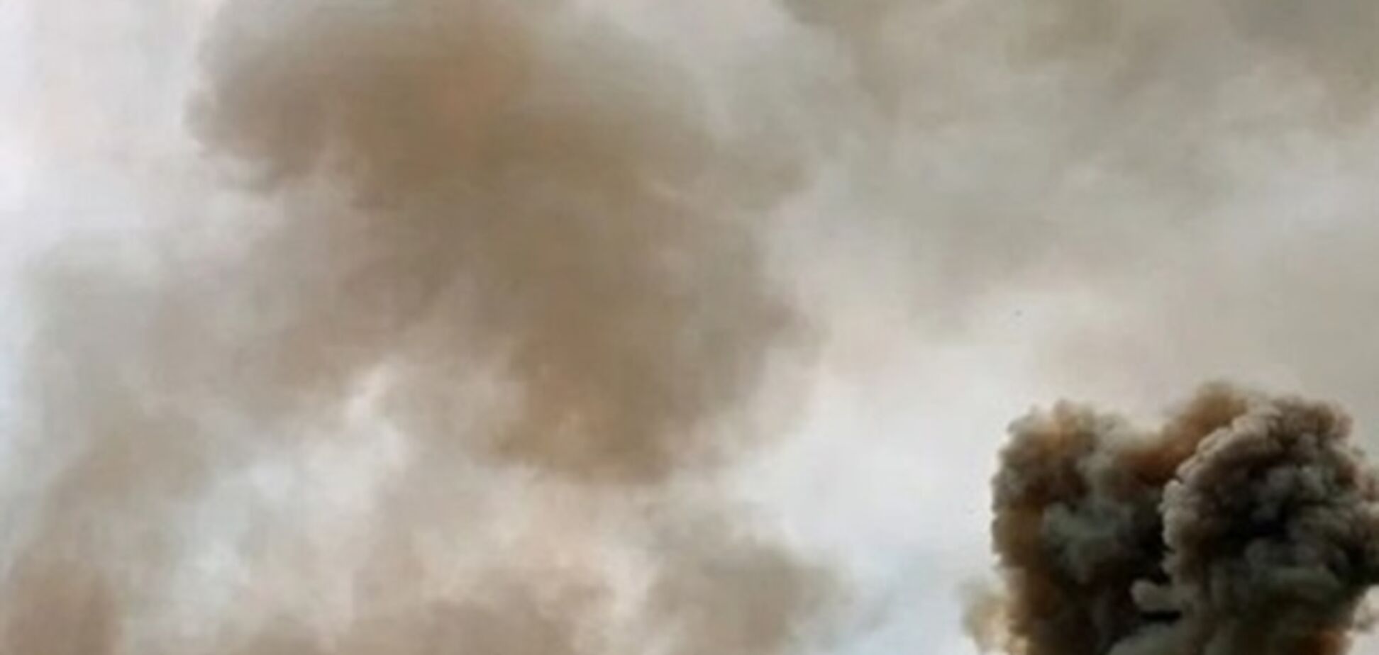 На Херсонщині стався 'приліт' по місцю базування окупантів: виникла сильна пожежа. Фото