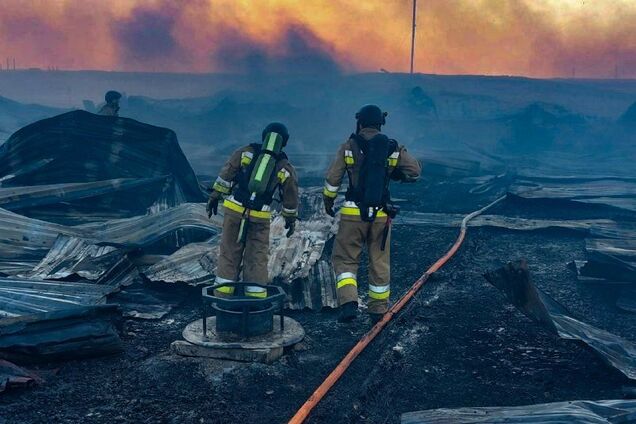 На Миколаївщині унаслідок падіння уламків збитих дронів сталася пожежа на складах. Фото і відео