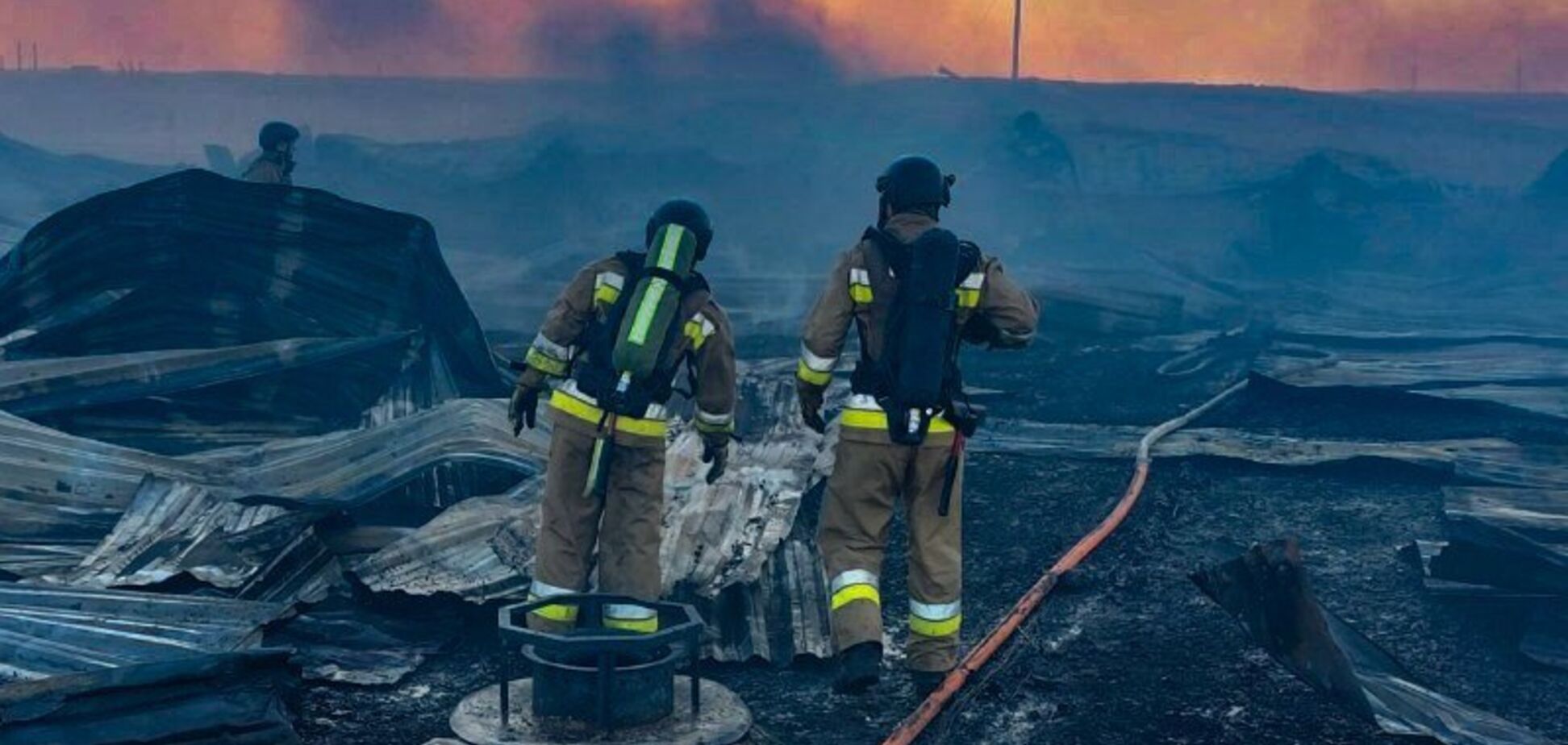 На Николаевщине вследствие падения обломков сбитых дронов произошел пожар на складах. Фото и видео