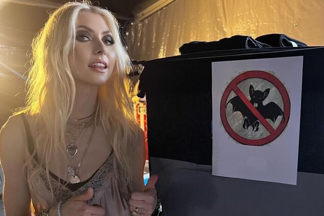 Солістку рок-гурту The Pretty Reckless і зірку 'Пліткарки' під час виступу вкусив кажан