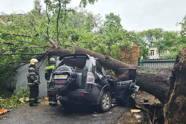 Валив дерева і зривав дахи: Москву накрив потужний ураган зі смерчами, є загиблі та постраждалі. Відео