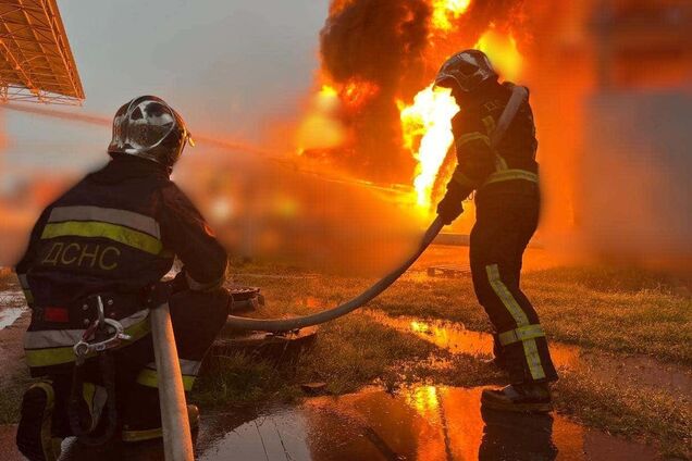 На Київщині внаслідок ворожої атаки виникла пожежа, пошкоджено лінії електропередачі