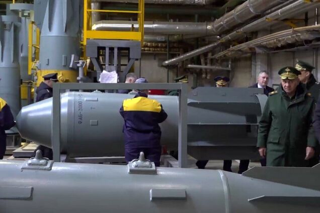 Оккупанты впервые атаковали Украину сверхтяжелой бомбой ФАБ-3000: Коваленко оценил угрозы. Видео
