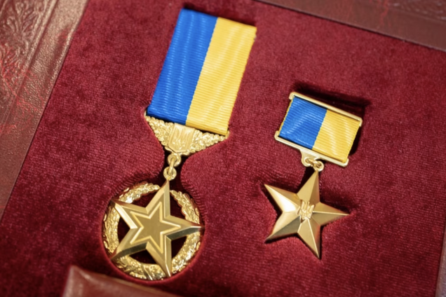 Зеленский наградил полтысячи военных, полицейских и спасателей: почти половину из них – посмертно