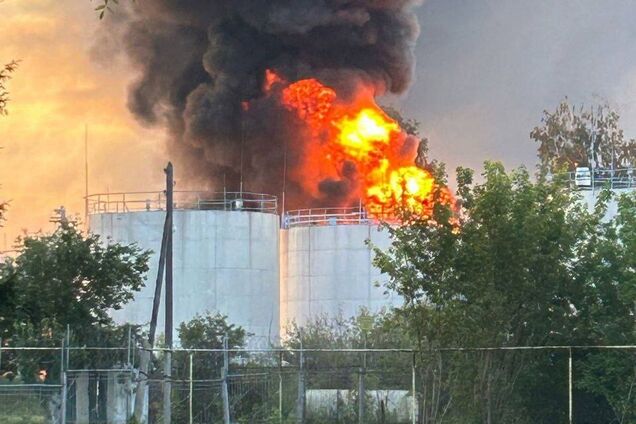 Дроны атаковали нефтебазу в Тамбовской области, вспыхнул пожар. Фото и видео