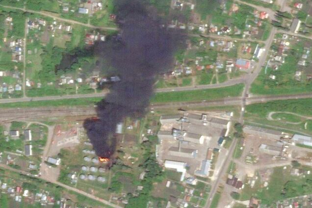 Піднявся чорний дим: з'явилося супутникове фото наслідків атаки на нафтобазу в Тамбовській області