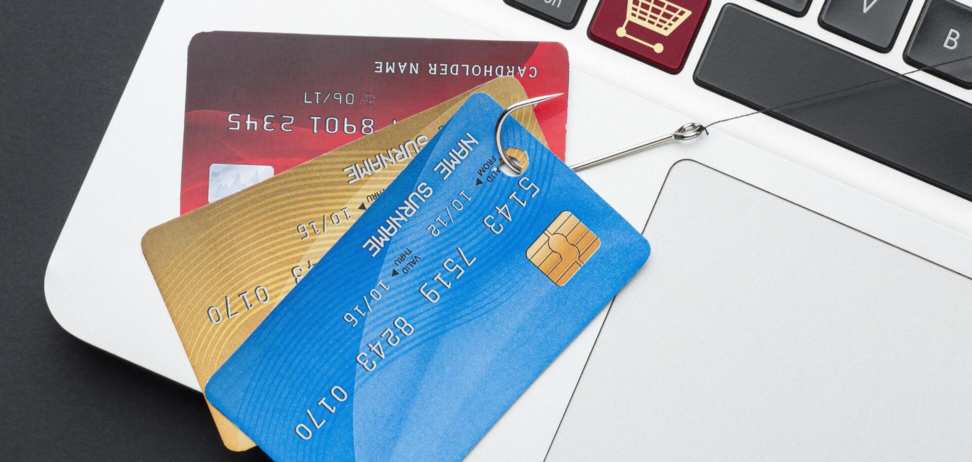 Ілюстративне фото, банківська картка на гачку, крадуть гроші з банківських карт