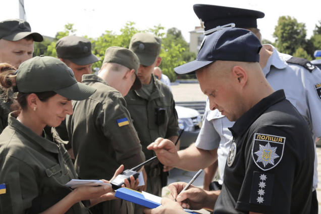 Вправе ли представители ТЦК задерживать людей для обновления данных: разъяснение Минобороны