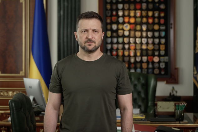 'Належить проявити себе': Зеленський звернувся до офіцерів-випускників військових вишів в Україні. Відео