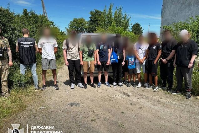 К 'схеме' были привлечены подростки: пограничники разоблачили группу мужчин, пытавшихся незаконно покинуть Украину. Фото