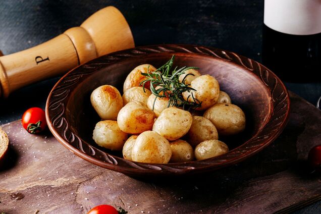 Молодой жареный картофель с чесноком: вкуснее вы еще не пробовали