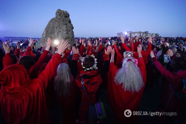 Летнее солнцестояние 2024 года: тысячи людей собрались возле Стоунхенджу, чтобы встретить солнце. Фото и видео