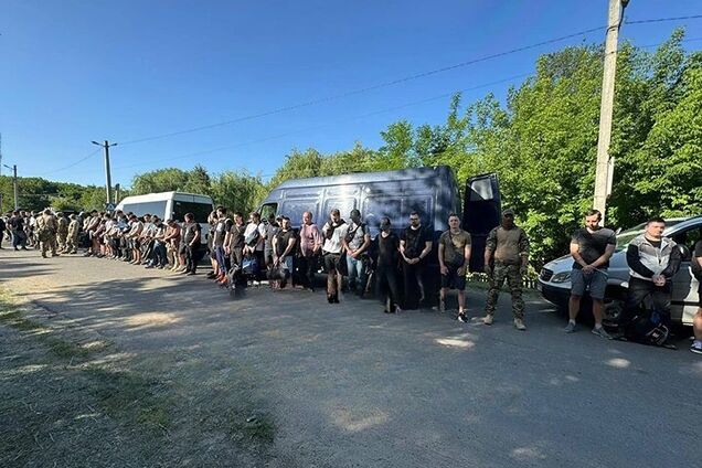 Около Одессы ликвидировали рекордный канал незаконного выезда украинцев за границу: задержаны 47 человек. Фото