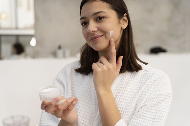 Сколько солнцезащитного крема нужно наносить на кожу: объяснение от дерматолога