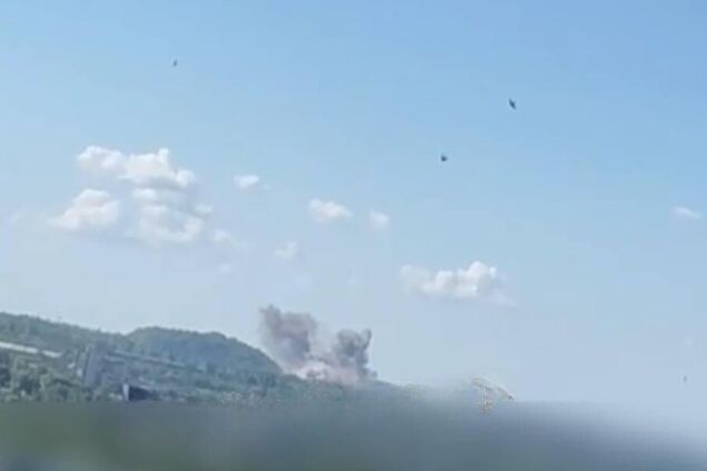 В окупованому Донецьку прогриміла серія вибухів, піднявся дим. Фото і відео