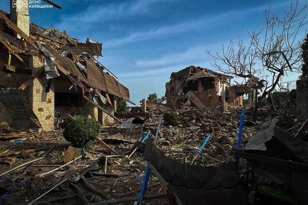 Разрушены частные дома: в ГСЧС показали фото последствий ракетного удара РФ по Киевщине