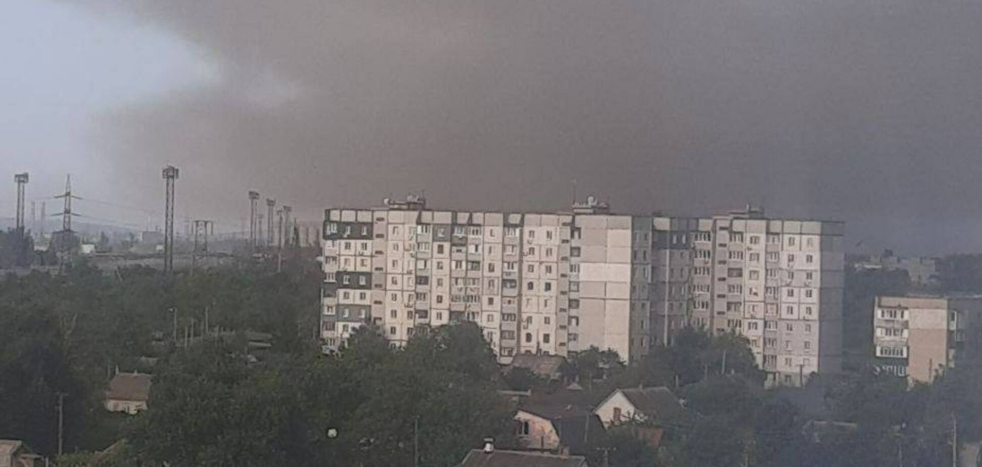 Кривий Ріг накрило їдким чорним димом через 'позаштатну ситуацію': влада каже, шо ситуація контрольована. Фото, відео
