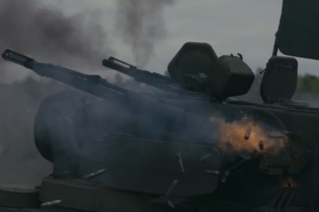 У Генштабі показали вражаюче відео майстерності екіпажу ЗРГК 'Тунгуска', який полює на ворожі дрони. Відео