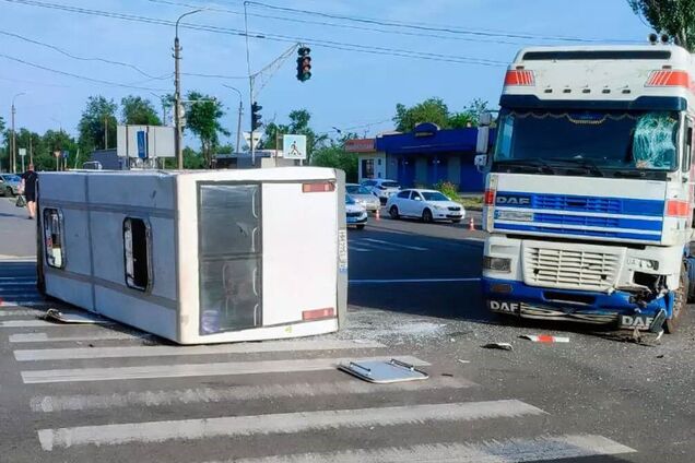 В Кривом Роге фура влетела в маршрутку, пострадали десятки человек: момент аварии попал на видео