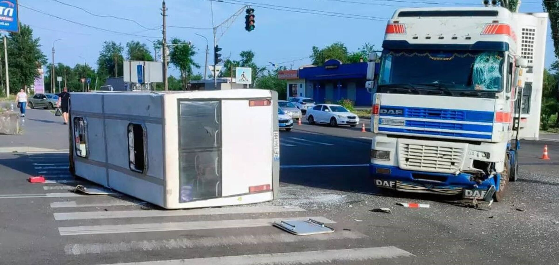 В Кривом Роге фура влетела в маршрутку, пострадали десятки человек: момент аварии попал на видео