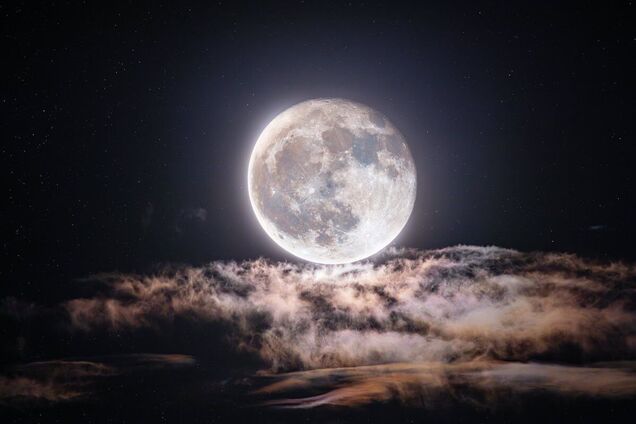Сеть очаровало фото Клубничной Луны 'на кровати из облаков', которое сделал американский фотограф