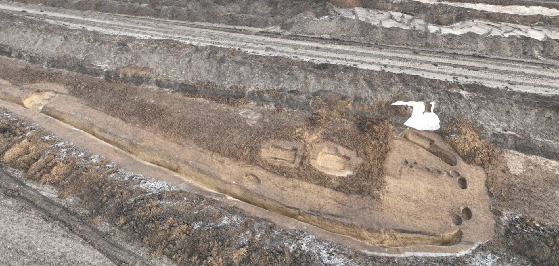 В Чехии обнаружили уникальный доисторический курган с могилами: археологи показали фото