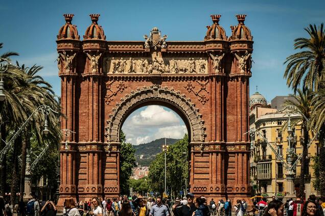 Барселона приєдналася до війни Іспанії з туристами: мер обіцяє вигнати AirBnb з міста до 2029 року. Що відомо