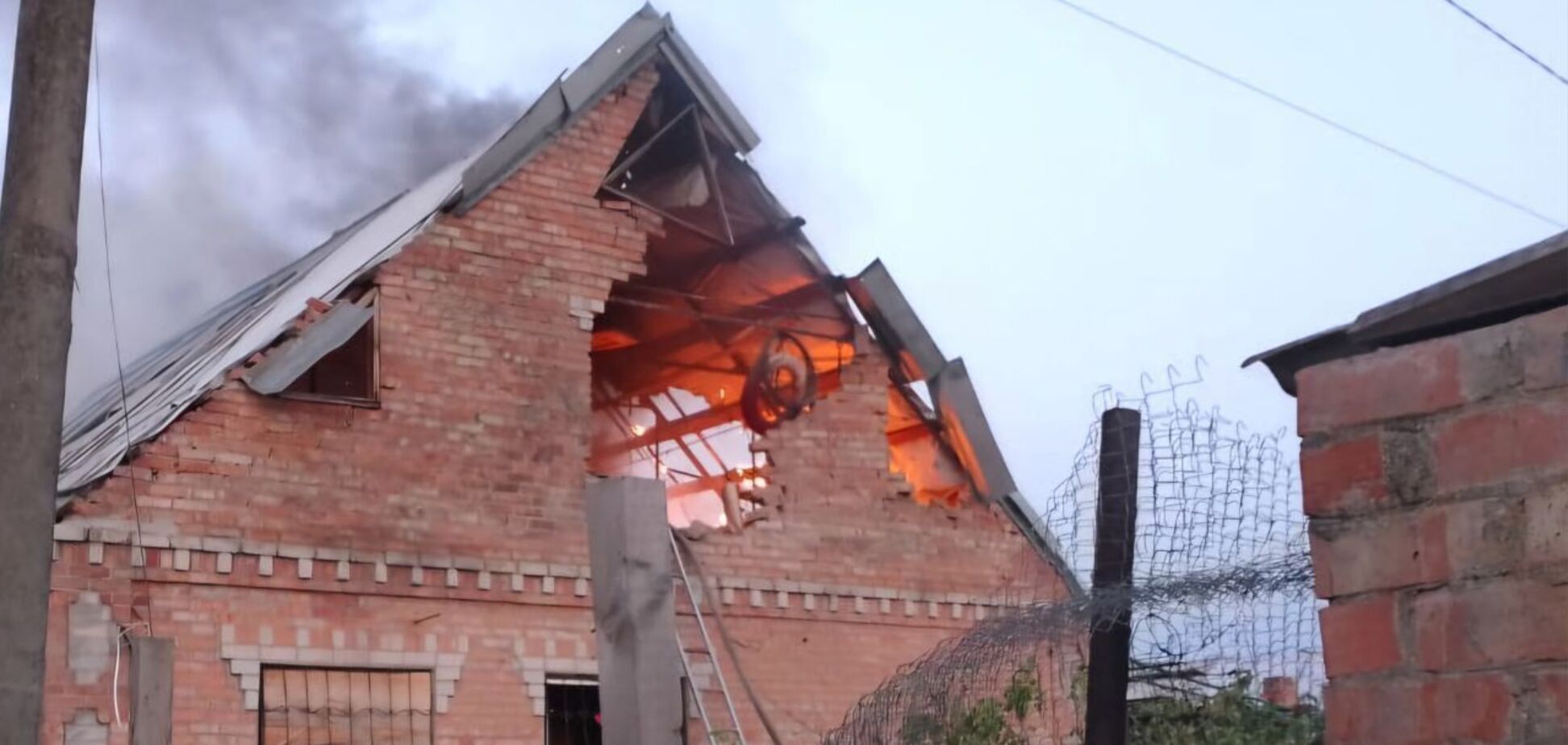 Оккупанты ударили по Никополю, повреждены медучреждение и дома: есть пострадавшие. Фото