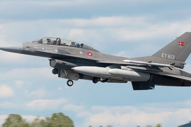 Данія припинить навчання українських пілотів на F-16: названо причину