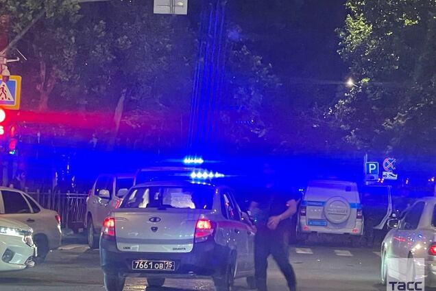 В Дагестане снова неспокойно: на улицах Махачкалы раздаются автоматные очереди и бегают силовики. Фото и видео