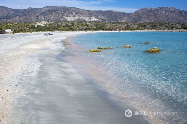 Рожевий пісок і бірюзове море. Віддалений грецький пляж назвали одним із найкращих у Європі